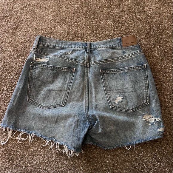 American Eagle Highest Waist 90s Boyfriend Short- Light Wash, Distressed. Size 6 - Picture 3 of 4